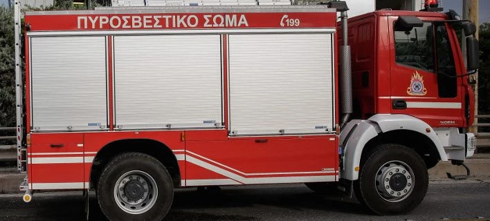 Απεγκλωβισμός γυναίκας από φλεγόμενο διαμέρισμα στη Φυλής